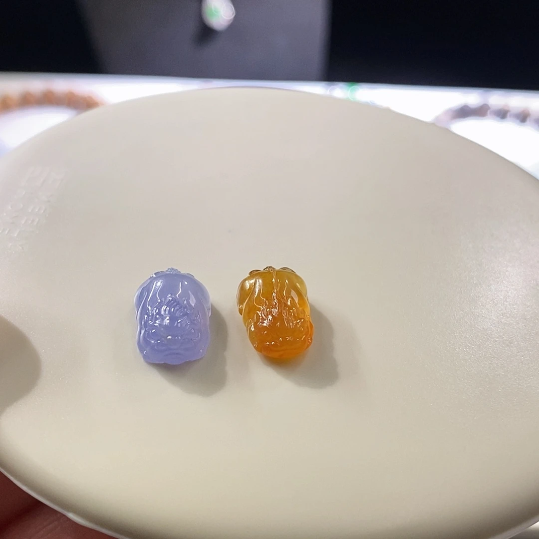 颈饰未镶嵌翡翠两个不同价