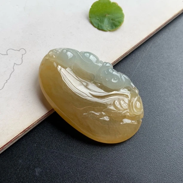 天然缅甸翡翠吊坠《冰黄福瓜》气质时尚高冰女士冰透巧雕精美精雕