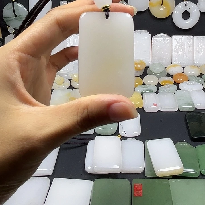 石英质玉（金丝玉）未镶嵌颈饰