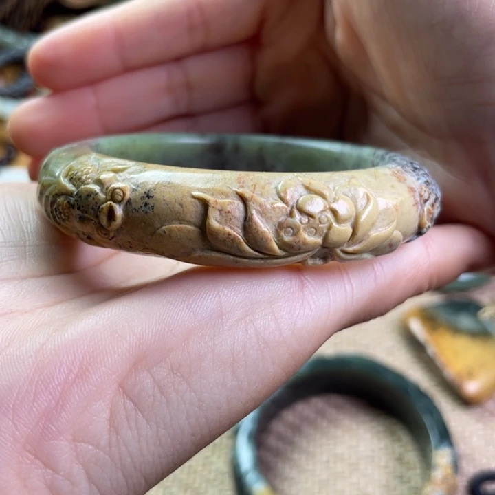 尤****未镶嵌手镯岫岩河磨玉（透闪石质玉）