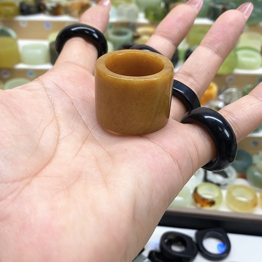 张***春岫玉未镶嵌天然玉石戒指