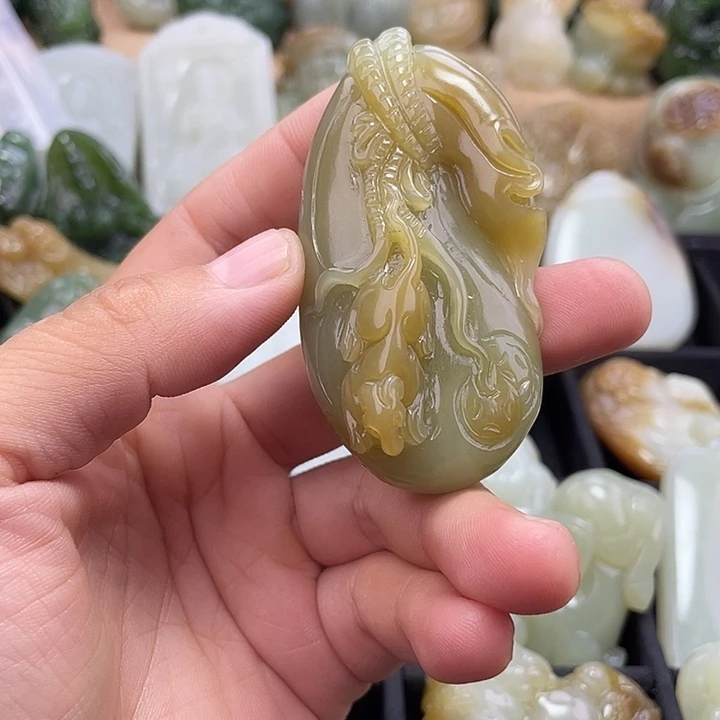 天***勤颈饰未镶嵌和田玉（糖玉）