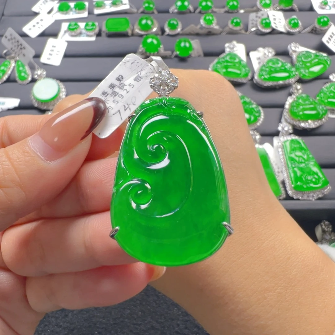 翡翠银S925镶嵌颈饰如意