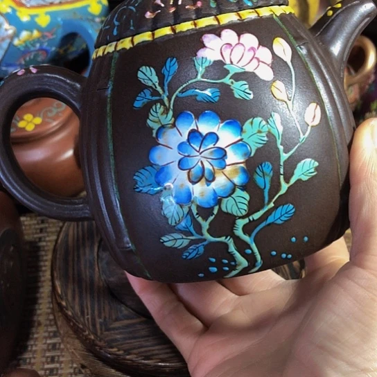 茶壶紫砂原矿泥料手工制作的一把紫砂壶。