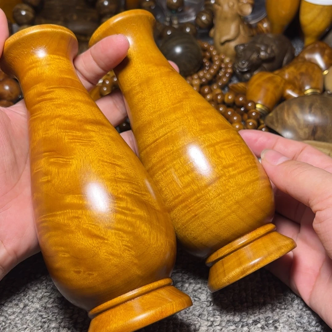 金丝楠花纹花瓶一对