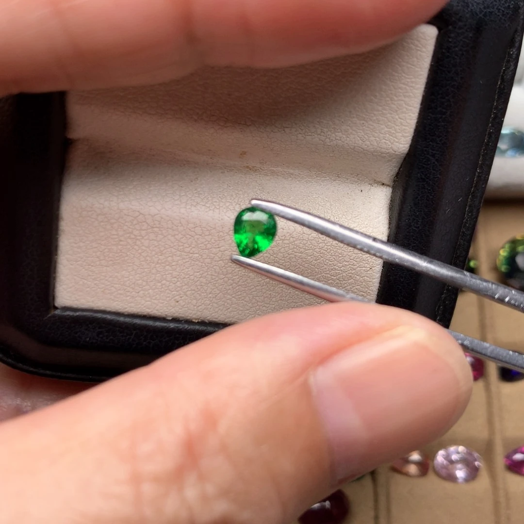 石榴石（沙弗莱）裸石一粒未镶嵌