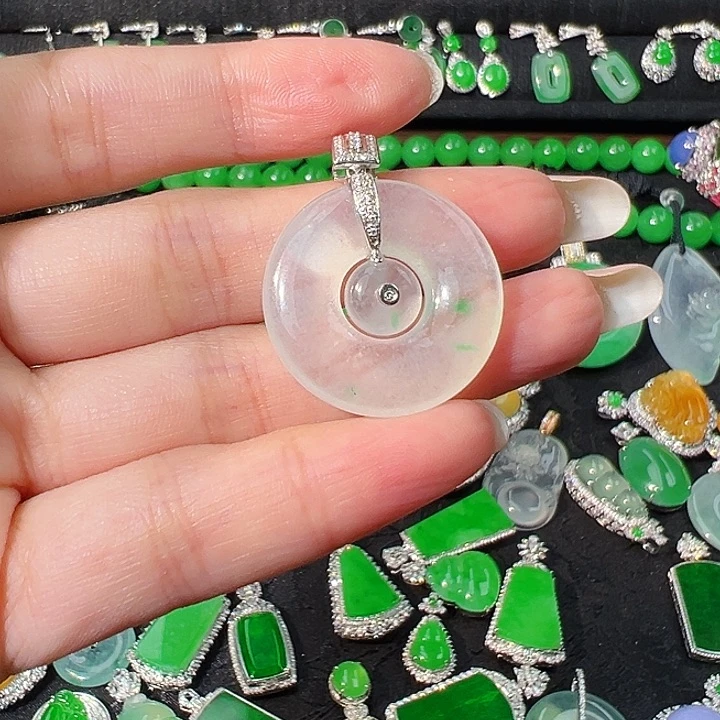 翡翠18K金镶嵌颈饰吊坠