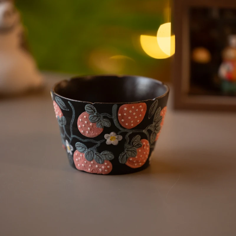 045草莓岩彩猪口紫砂水杯