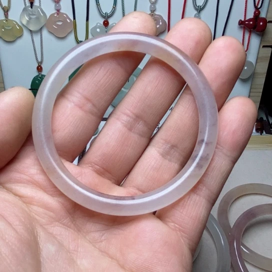 石英质玉颈饰未镶嵌、**望