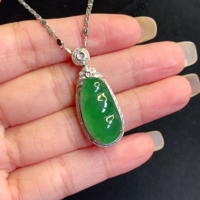 【闪购商品】颈饰18K金镶嵌翡翠福豆