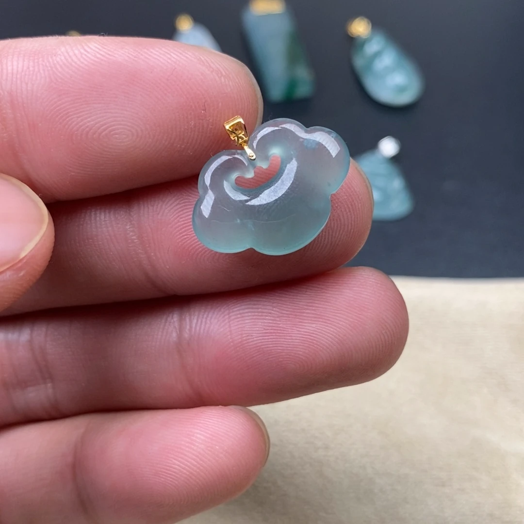 颈饰18K金镶嵌翡翠