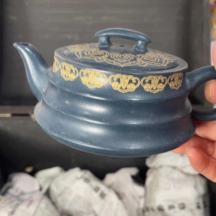 茶壶紫泥原矿泥料手工制作的一把紫砂壶。