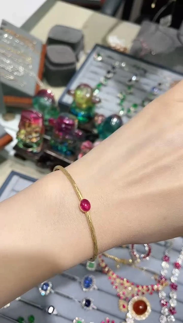 18K金镶嵌天然缅甸红宝石手镯【单颗款】
