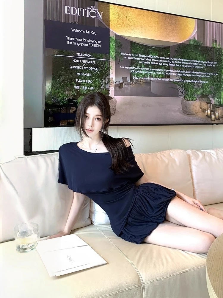 向晚·掌管显白的神藏青色斜肩针织上衣抽褶皱花苞短裤套装