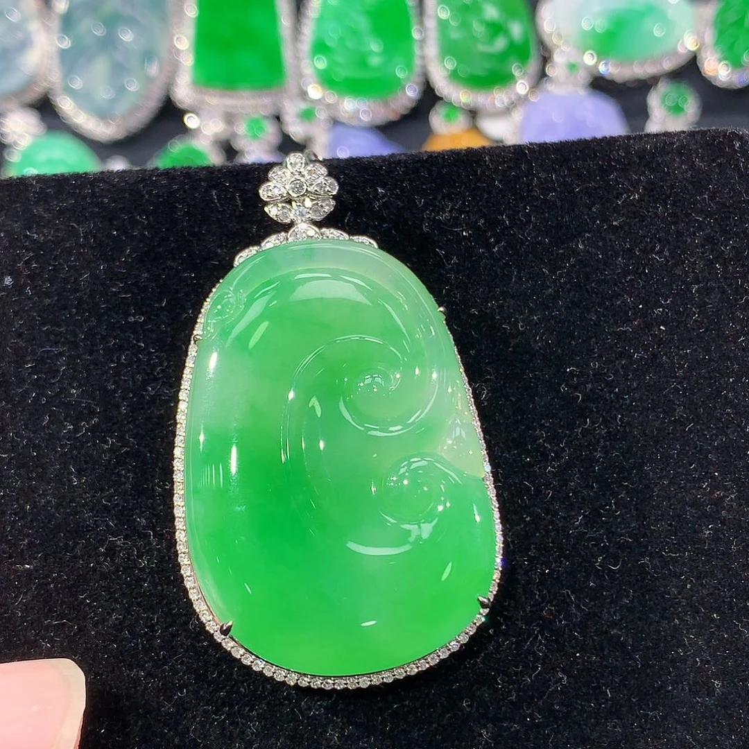 翡翠18K金镶嵌颈饰