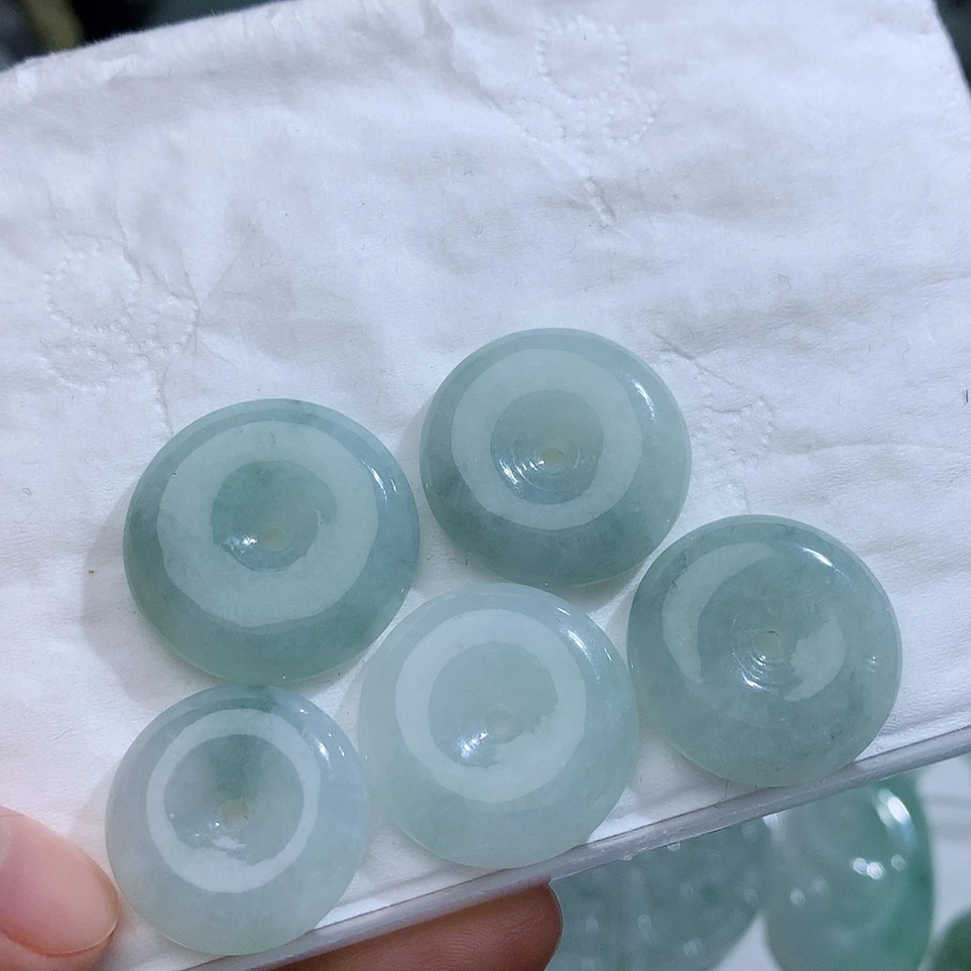 翡翠未镶嵌颈饰多样性发其一