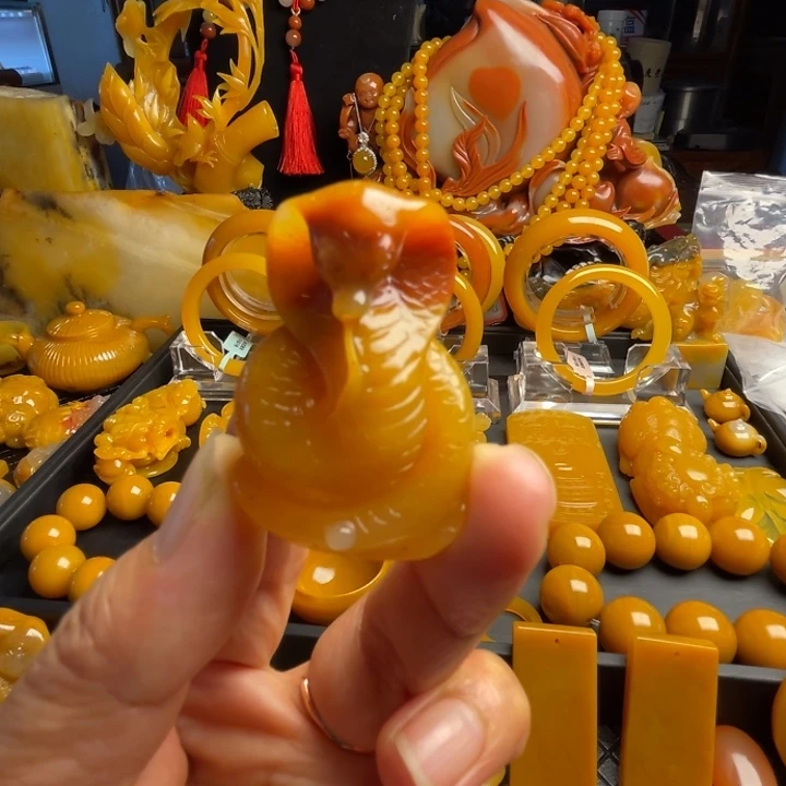 未镶嵌石英质玉（黄龙玉）颈饰