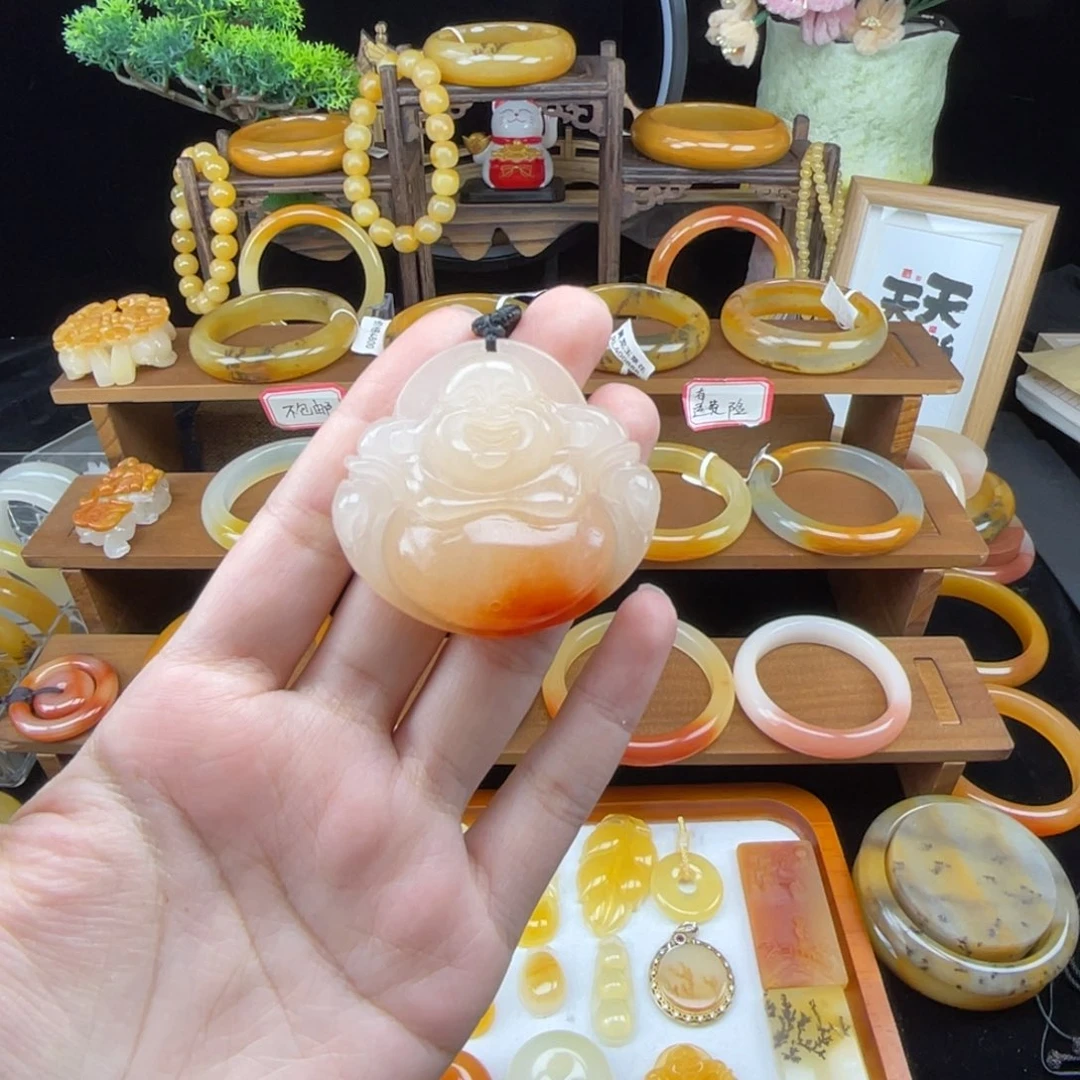 石英质玉（黄龙玉）未镶嵌颈饰佛公