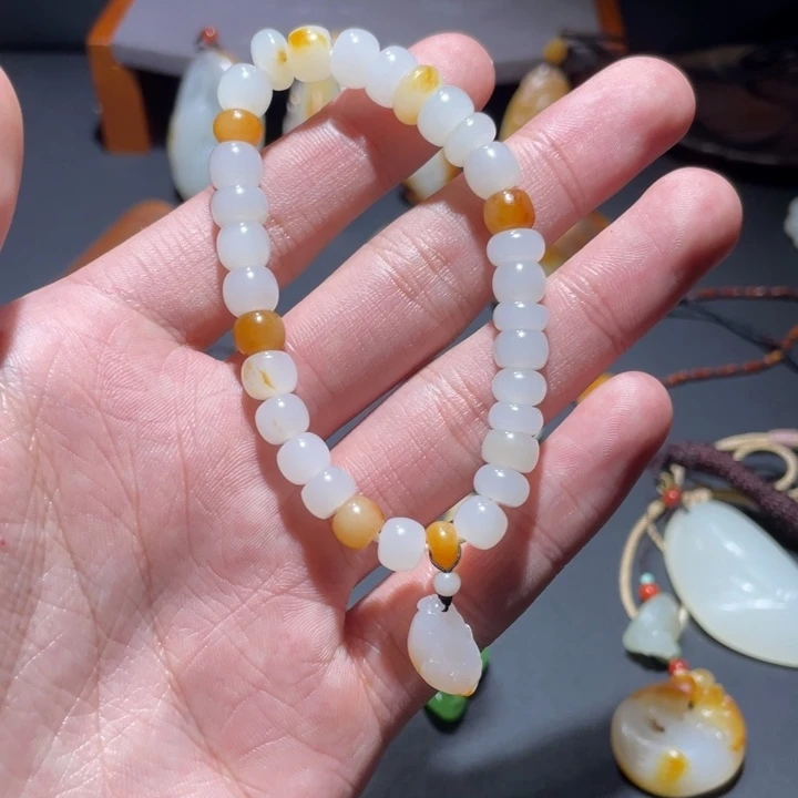 …***.和田玉（糖玉）未镶嵌手链