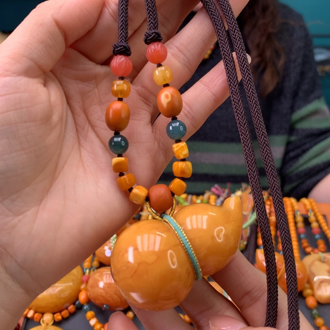 蜜蜡未镶嵌颈饰葫芦