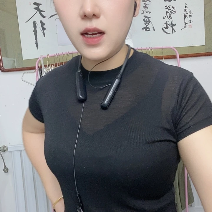女黑色短袖上衣搭配牛仔