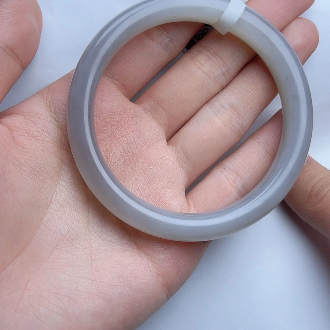 和田玉手镯62加圈口。k k未镶嵌