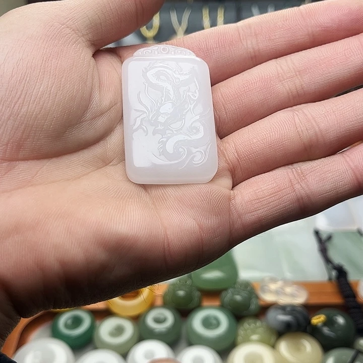 石英质玉（金丝玉）未镶嵌颈饰