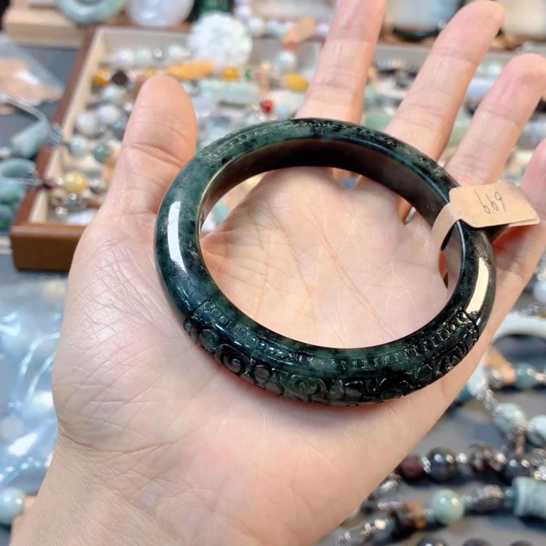 小***陈翡翠未镶嵌颈饰手串