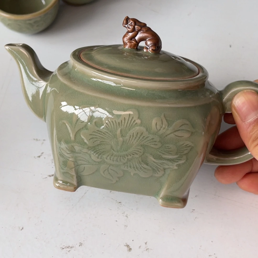 瓷微瑕天圆地方茶壶一只
