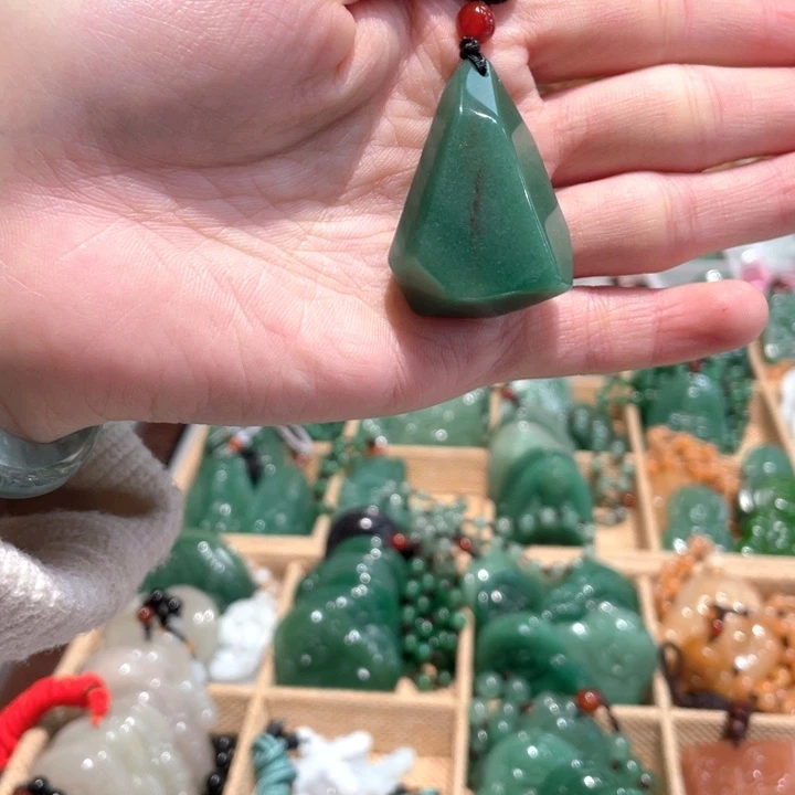 石英质玉未镶嵌颈饰