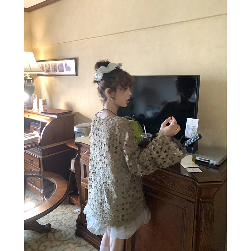 【春日花仙子】镂空钩花长袖T恤女设计感宽松罩衫上衣4124