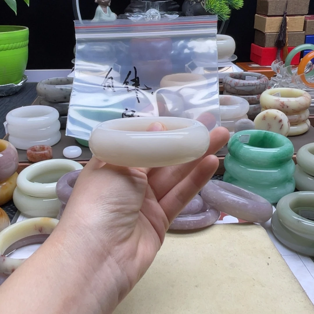 自***律石英岩玉未镶嵌手镯