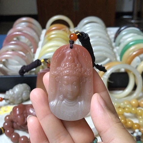 颈饰未镶嵌石英质玉