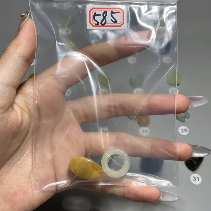 蛇纹石玉颈饰合金马**珏