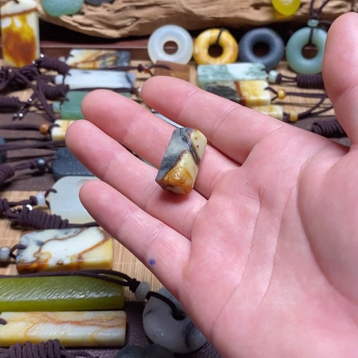 蛇纹石玉挂件未镶嵌闲**记