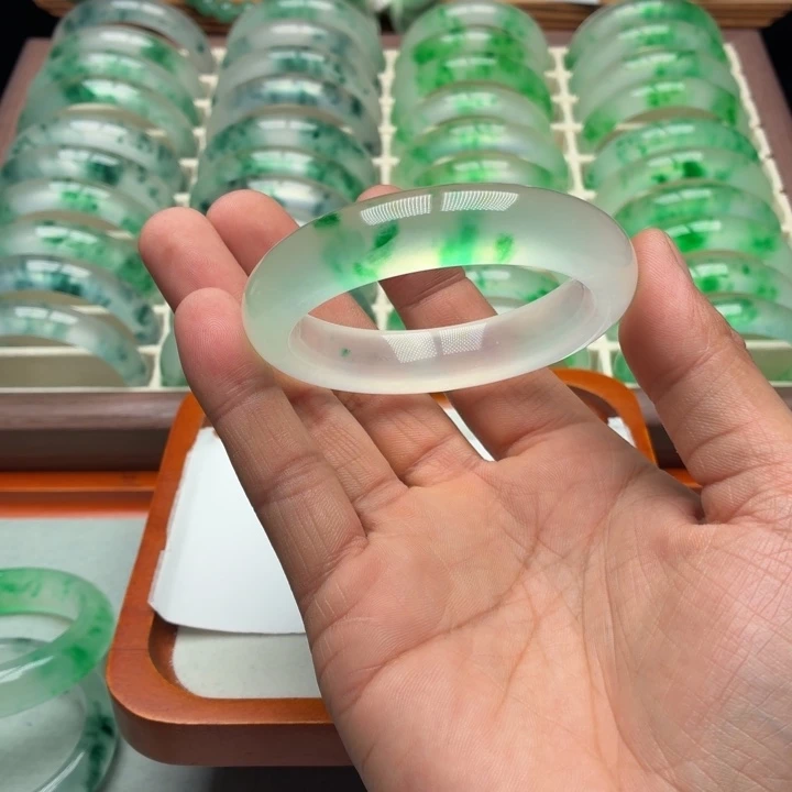 沧***梦石英质玉未镶嵌手镯