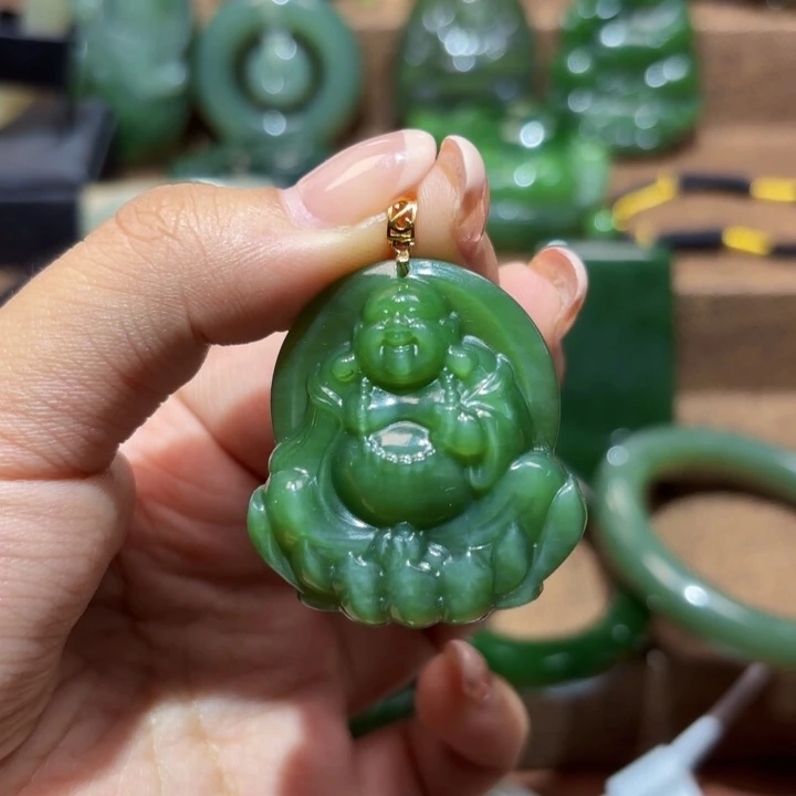 颈饰18K金镶嵌和田玉（碧玉）