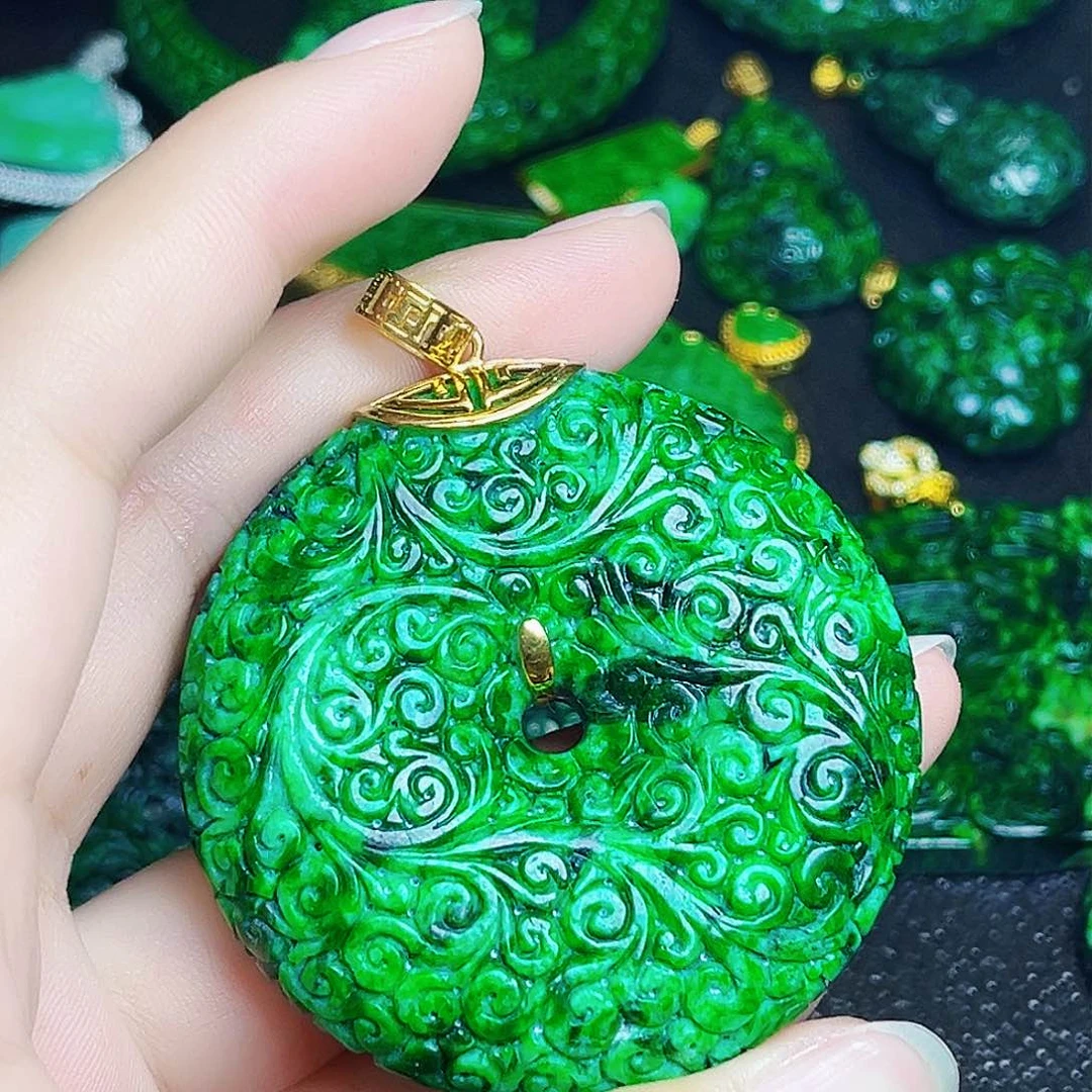 颈饰18K金镶嵌翡翠多样性