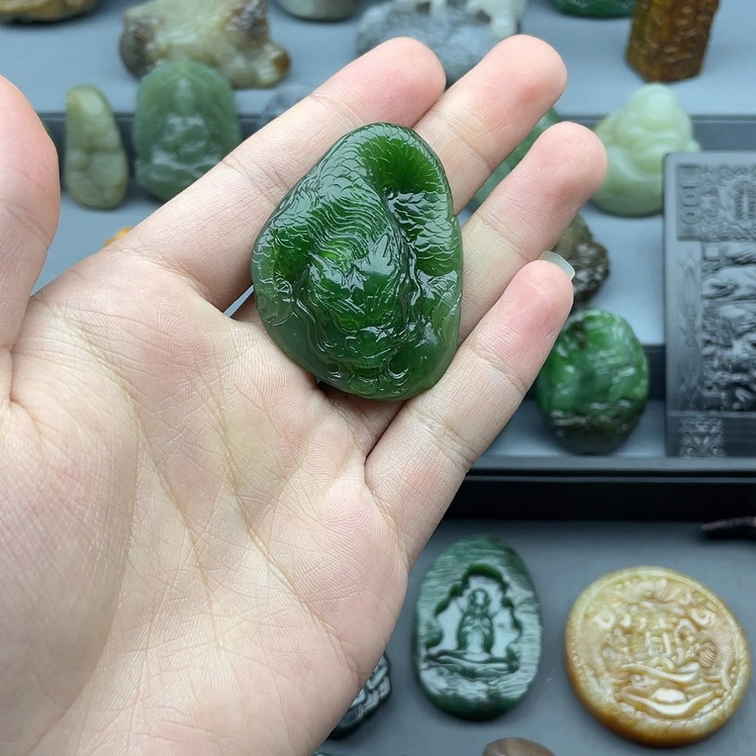 V***S和田玉未镶嵌颈饰