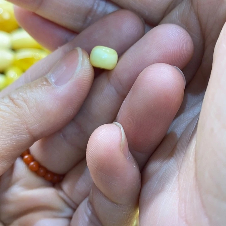 未镶嵌琥珀裸石.*