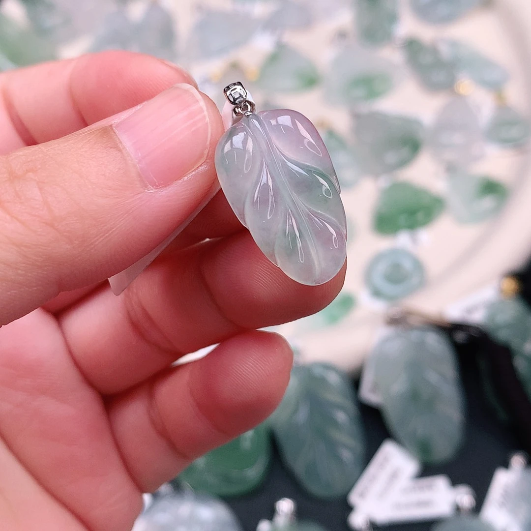 翡翠18K金镶嵌颈饰冰胶飘绿叶子