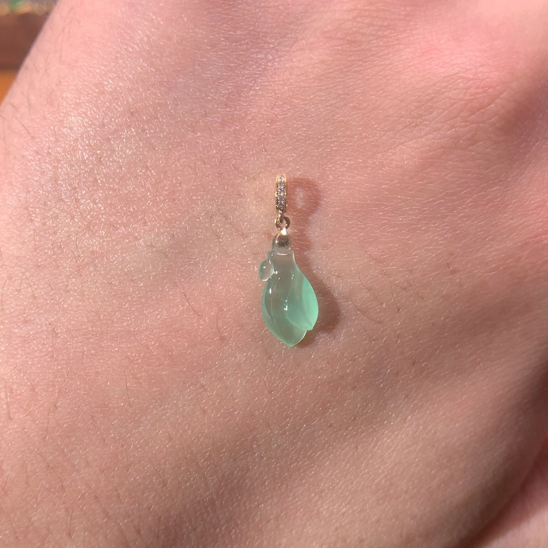 翡翠18K金镶嵌颈饰玉兰花