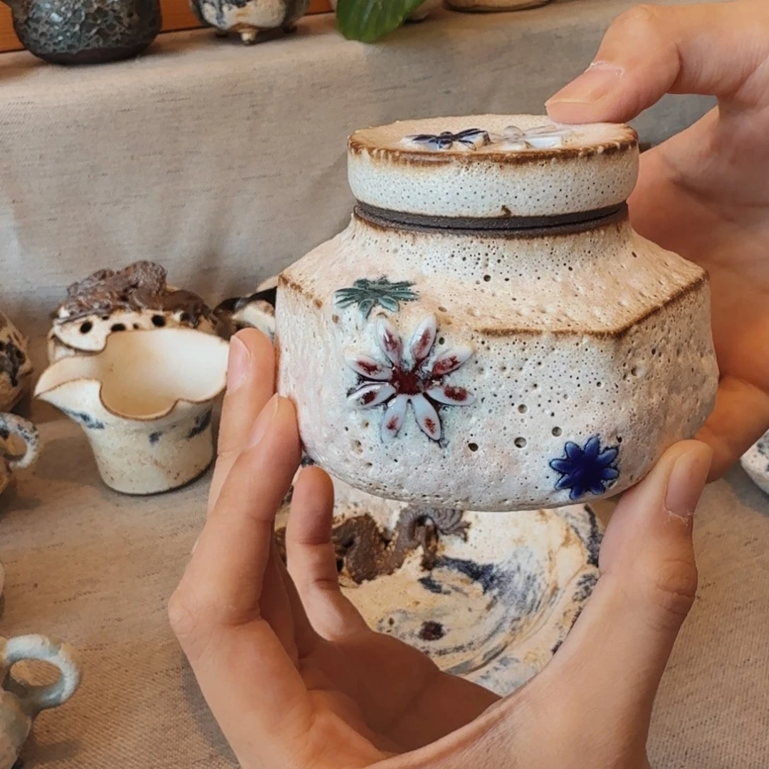 一个粉引小雏菊六方茶叶罐