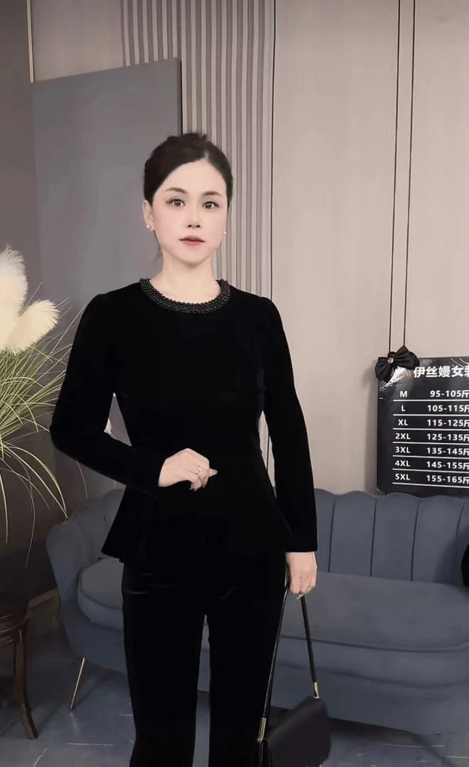2025年秋季新款丝绒重工圆领荷叶摆百搭减龄收腰显瘦遮肉上衣女