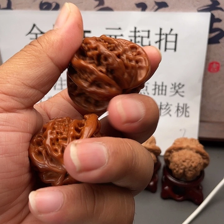 文玩核桃吊坠虎头
