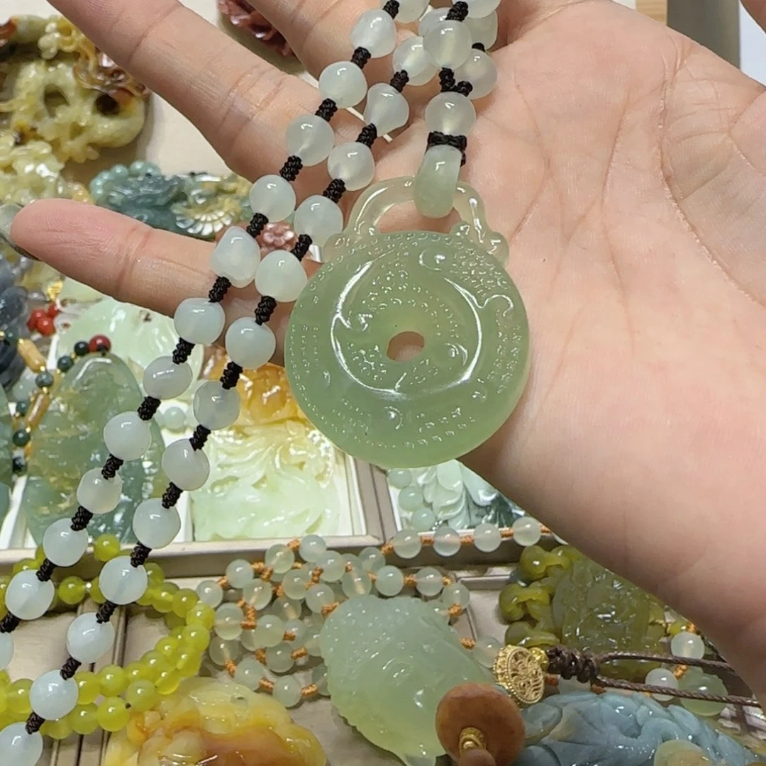 未镶嵌蛇纹石玉吊坠