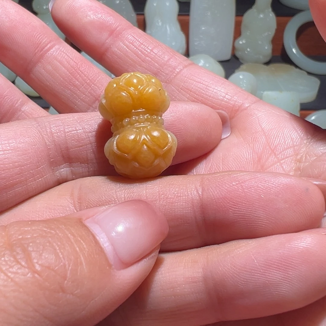欢***伟和田玉未镶嵌颈饰