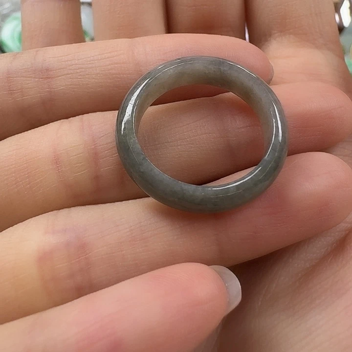 翡翠未镶嵌颈饰乌鸡戒圈