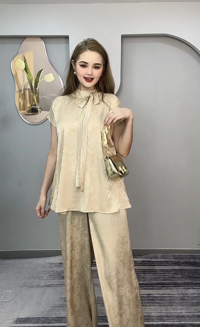 新款时尚休闲宽松版穿套装