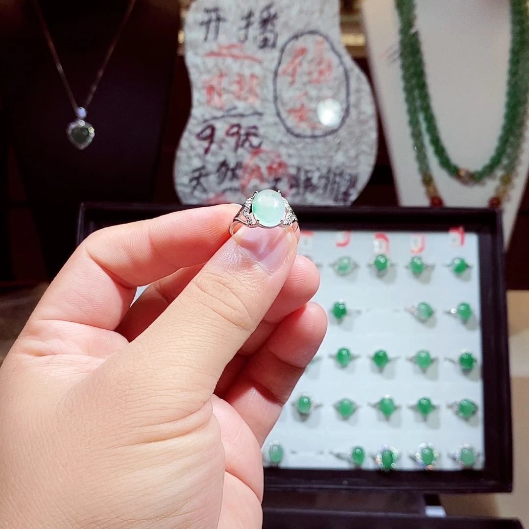 曼***华石英质玉（非洲翠）未镶嵌耳钉